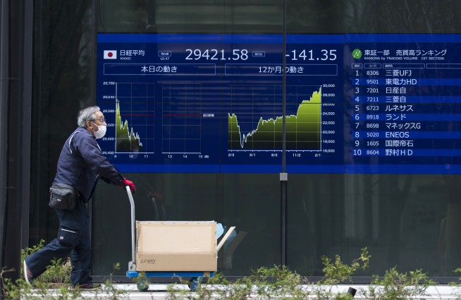 Stock indexes hover near recent highs in more wobbly trading