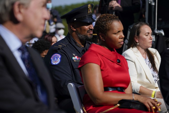 Biden signs bill awarding medals to Jan. 6 first responders