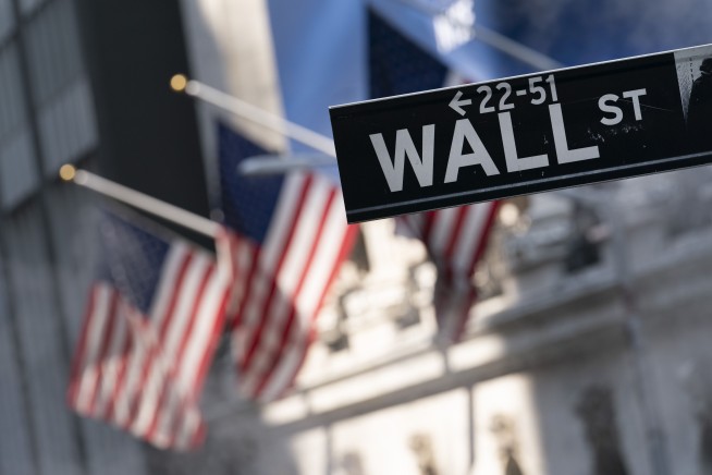 S&P 500 ends August higher, its 7th straight monthly gain