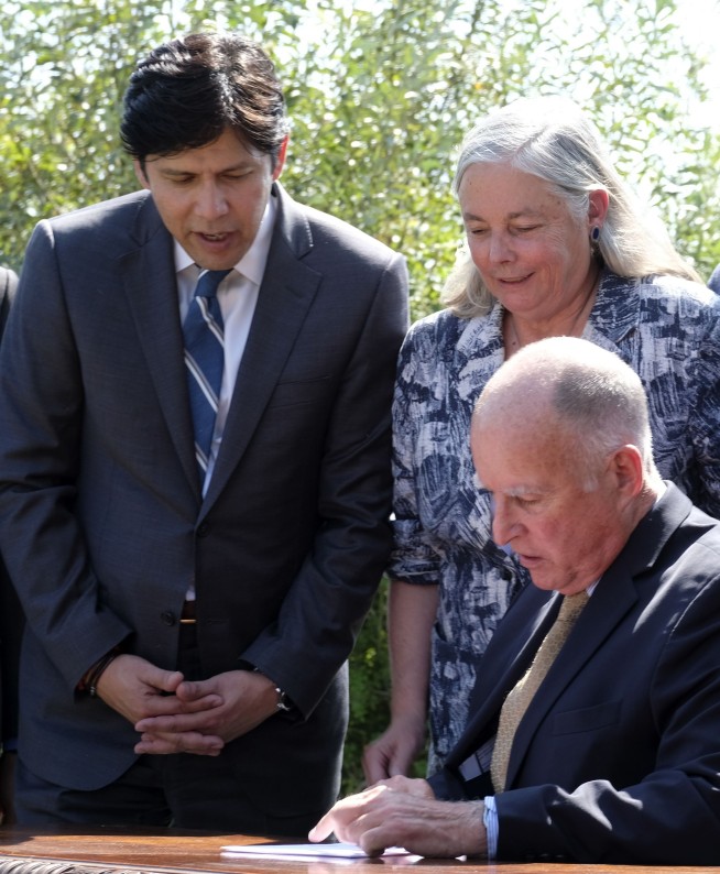 California extends most ambitious climate change law in US