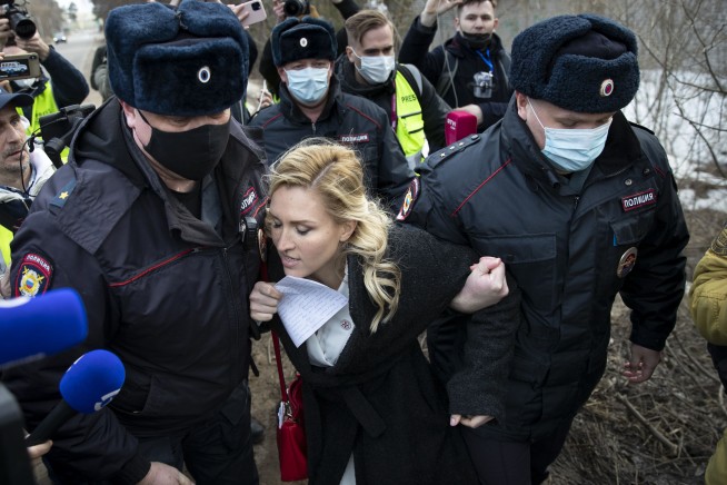 Russia: Navalny supporters denied prison visit and detained