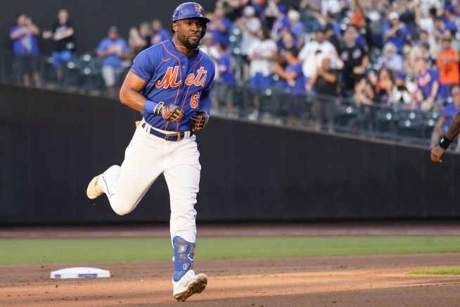 Oh baby! 1-year-old in hand, Mets fan makes amazing HR catch