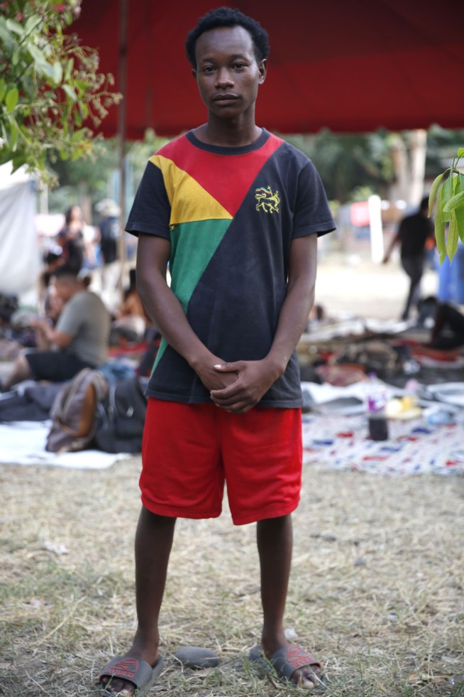 Mexican guardsmen break up migrant caravan along highway