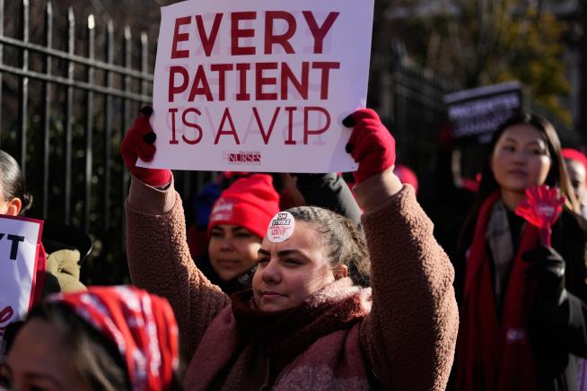 Hospital and nurses fail to negotiate during second day of NYC's largest nursing strike in decades