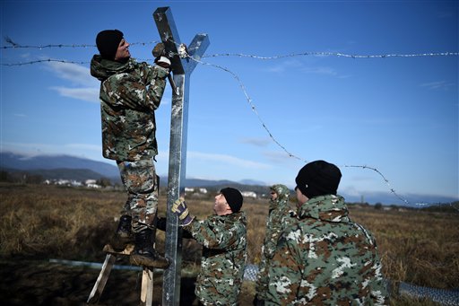 Macedonian police enter Greece after migrants throw rocks