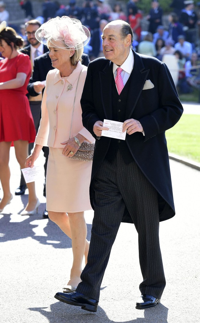 Royal wedding guests pour into Windsor Castle