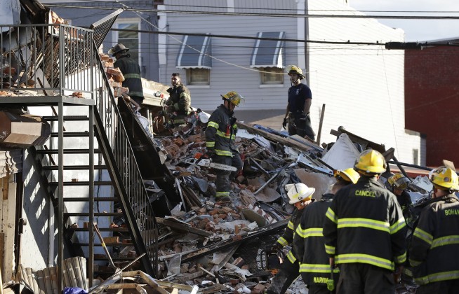 Building collapse after fire kills 1 firefighter; 5 injured