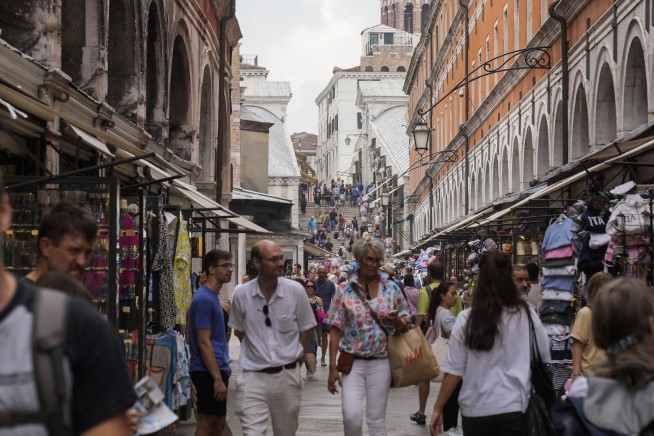 Venice rolls out day-tripper fee to try to regulate mass crowds on peak weekends