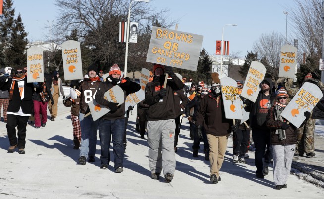 Thousands of Browns fans protest 0-16 season at cold parade