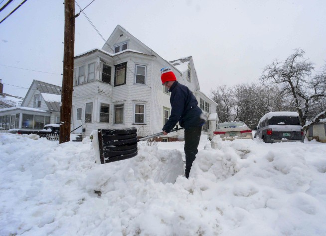 Snow blankets Northeast as cleanup begins from deadly storm