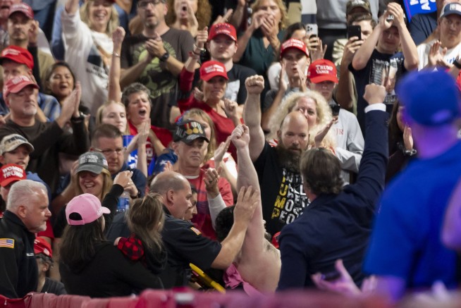 Trump's Pennsylvania town hall turns into impromptu concert after medical incidents