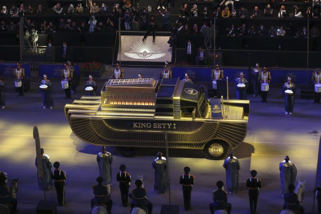 In show of Pharaonic heritage, Egypt parades royal mummies