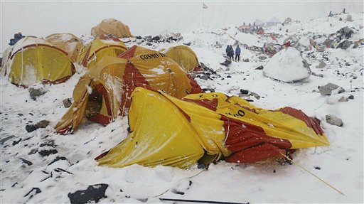 10 dead as quake and avalanche sweep Mount Everest region