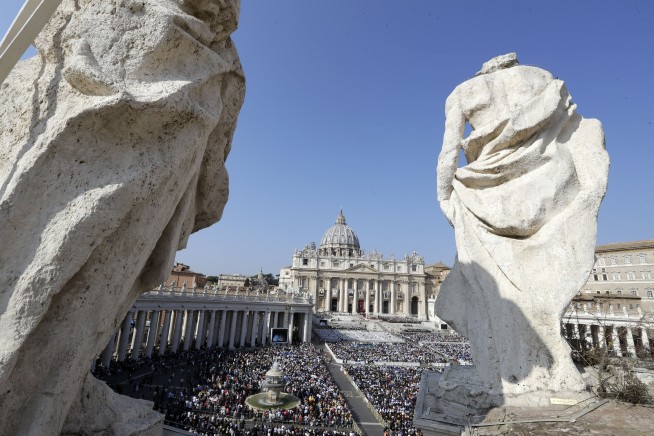 Pope makes El Salvador's Oscar Romero, Pope Paul VI saints