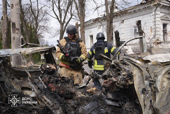 Russian missiles hit Ukrainian city of Sumy during Palm Sunday celebrations, killing more than 30