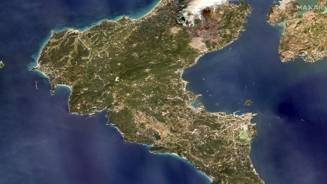 Crash of plane fighting Greek island wildfire kills both pilots as Italian blaze claims 2 lives