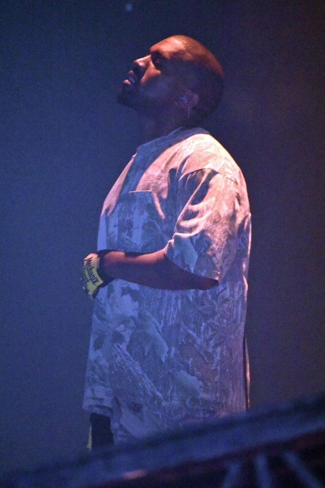 Kanye West resumes touring, appears in Chicago