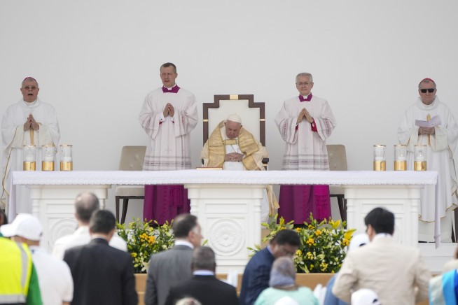 Pope tells Bahrain youths to seek real advice, not Google