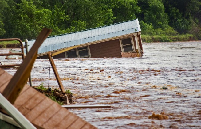 Runaway barges crash into Oklahoma dam and quickly sink