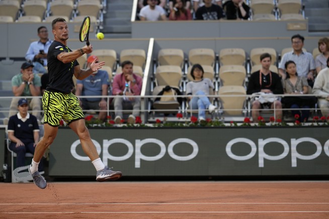 Djokovic struggles for set at French Open after government official critiques Kosovo comments