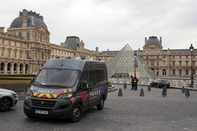 Thieves steal crown jewels in 4 minutes from Louvre Museum