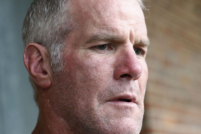 Brett Favre sues auditor, sportscasters in defamation case