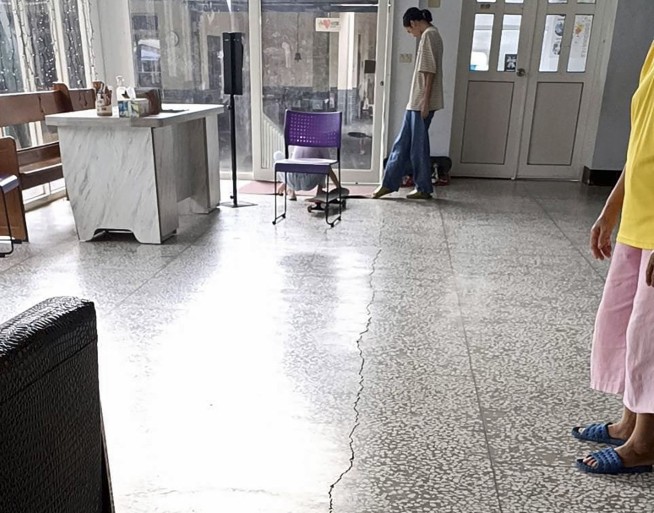 Strong quake kills 1, knocks house, derails train in Taiwan