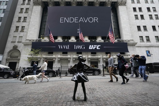 Stocks shake off wobbly start as investors weigh earnings