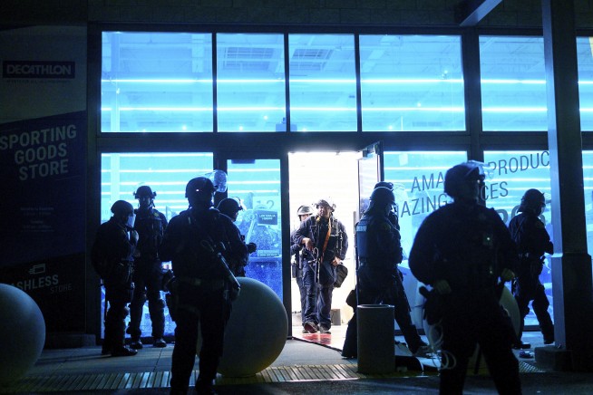 Police: Well-coordinated thieves capitalize on protest chaos