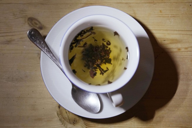 Tea drinkers enjoy possible health benefits, study suggests
