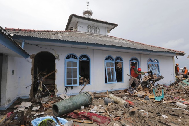 Indonesia tsunami survivors remain jittery as deaths hit 429