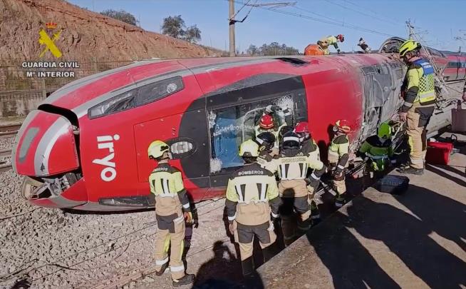 'Miracle' 6-year-old girl is the only member of her family to survive Spanish train wreck