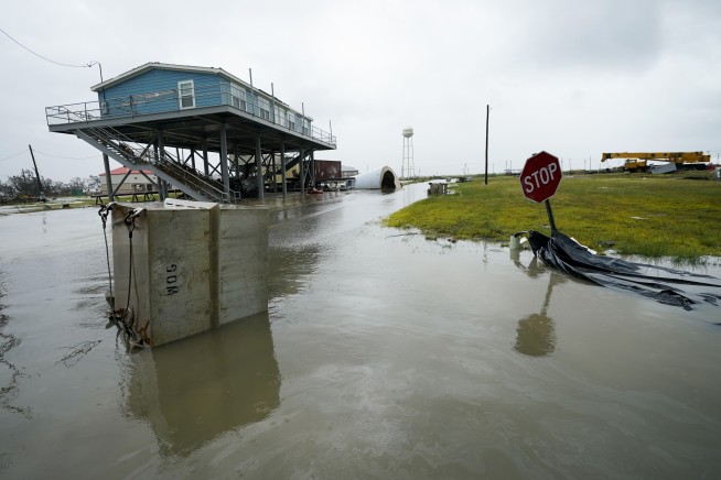 'A time to pick up:' Hurricane-hurt Louisiana begins cleanup