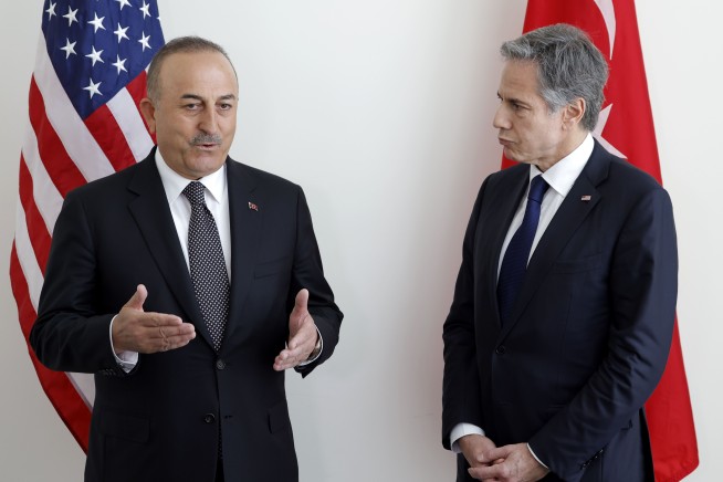 In meeting with US, Turkey gives mixed signals on wider NATO