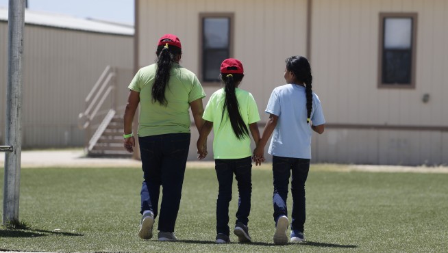 Judge: US must free migrant children from family detention