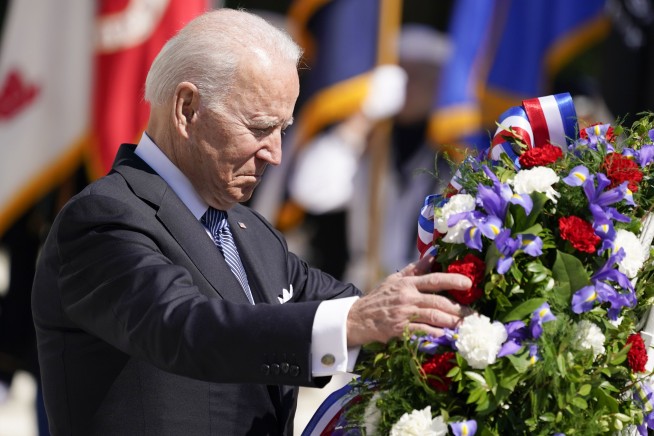 Biden commemorates war dead at Arlington National Cemetery