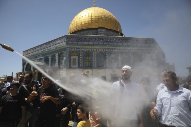 Medics: 200 Palestinians hurt in Al-Aqsa clashes with police
