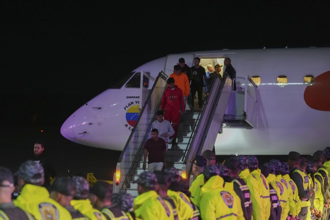 Venezuela sends 2 planes to US to return migrants, signaling a potential improvement in relations