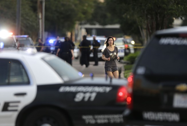 Houston gunman had 2 weapons, thousands of rounds at scene