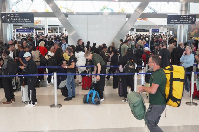 How to monitor airport security lines at US airports while TSA officers go without pay