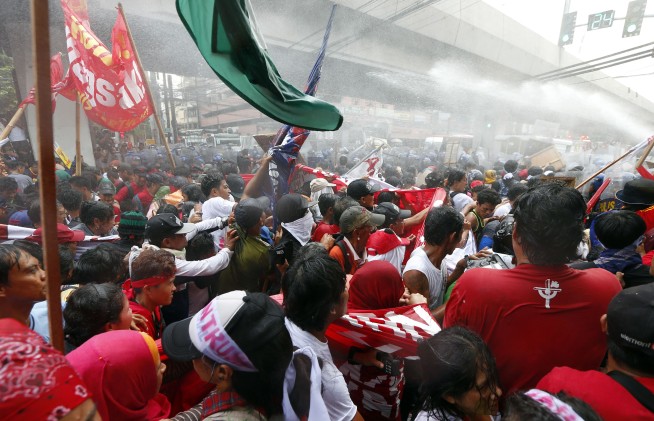 Trump embraces Duterte as Asia trip winds down