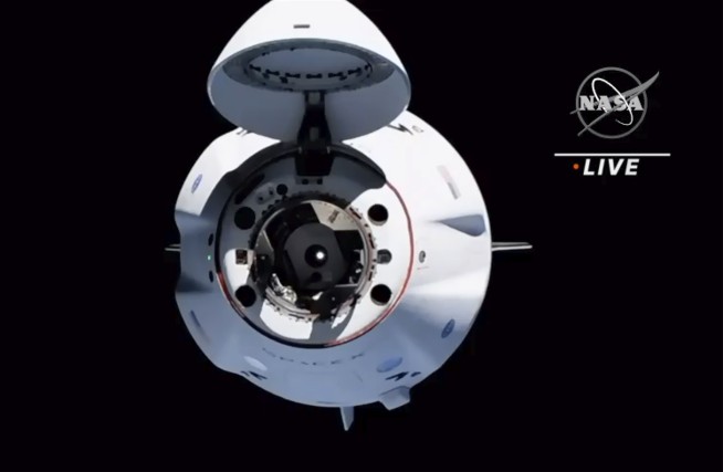 Biggest space station crowd in decade after SpaceX arrival