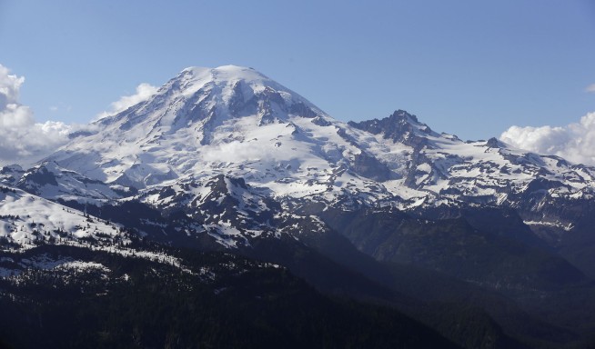 Helicopter rescues climbers from near Mount Rainier summit