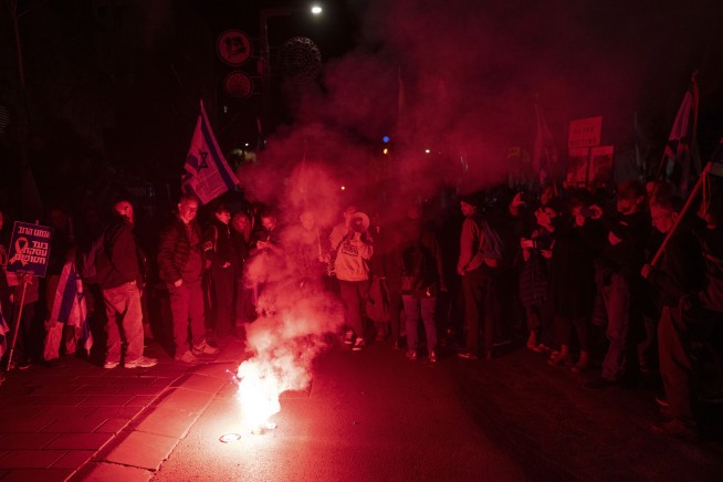 Israel is criticized after it bars Gaza aid to pressure Hamas to accept a new ceasefire proposal