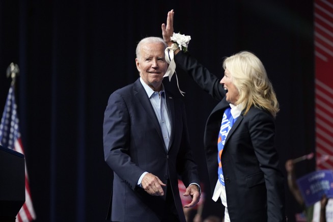 Biden strikes economic populist tone during campaign rally before exuberant union members