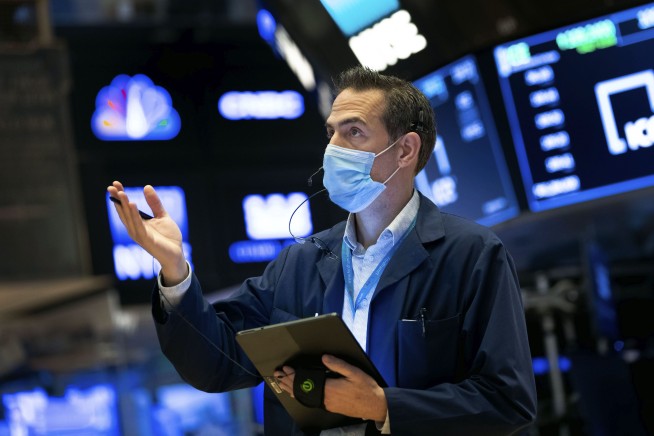 U.S. stocks end mostly lower after an early rally evaporates