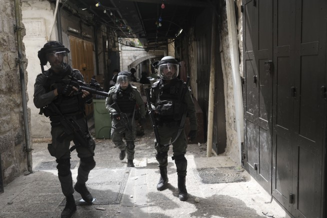Clashes erupt again near flashpoint Jerusalem holy site