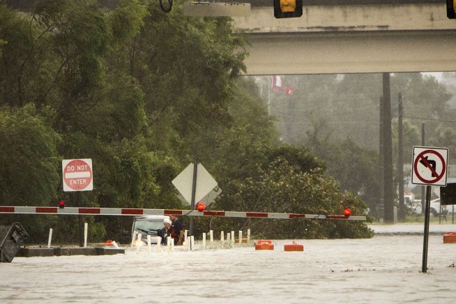 Matthew touches off flash flooding in North Carolina