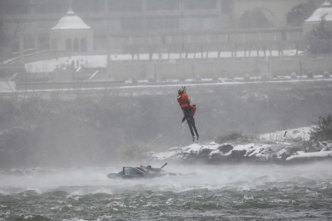 Coast Guard diver pulls body from car above Niagara Falls