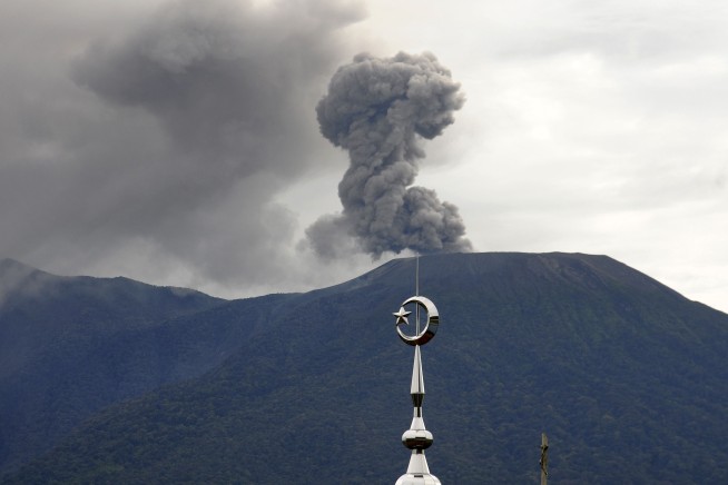 Indonesia's Marapi volcano erupts for the second day, halting search for 12 missing climbers